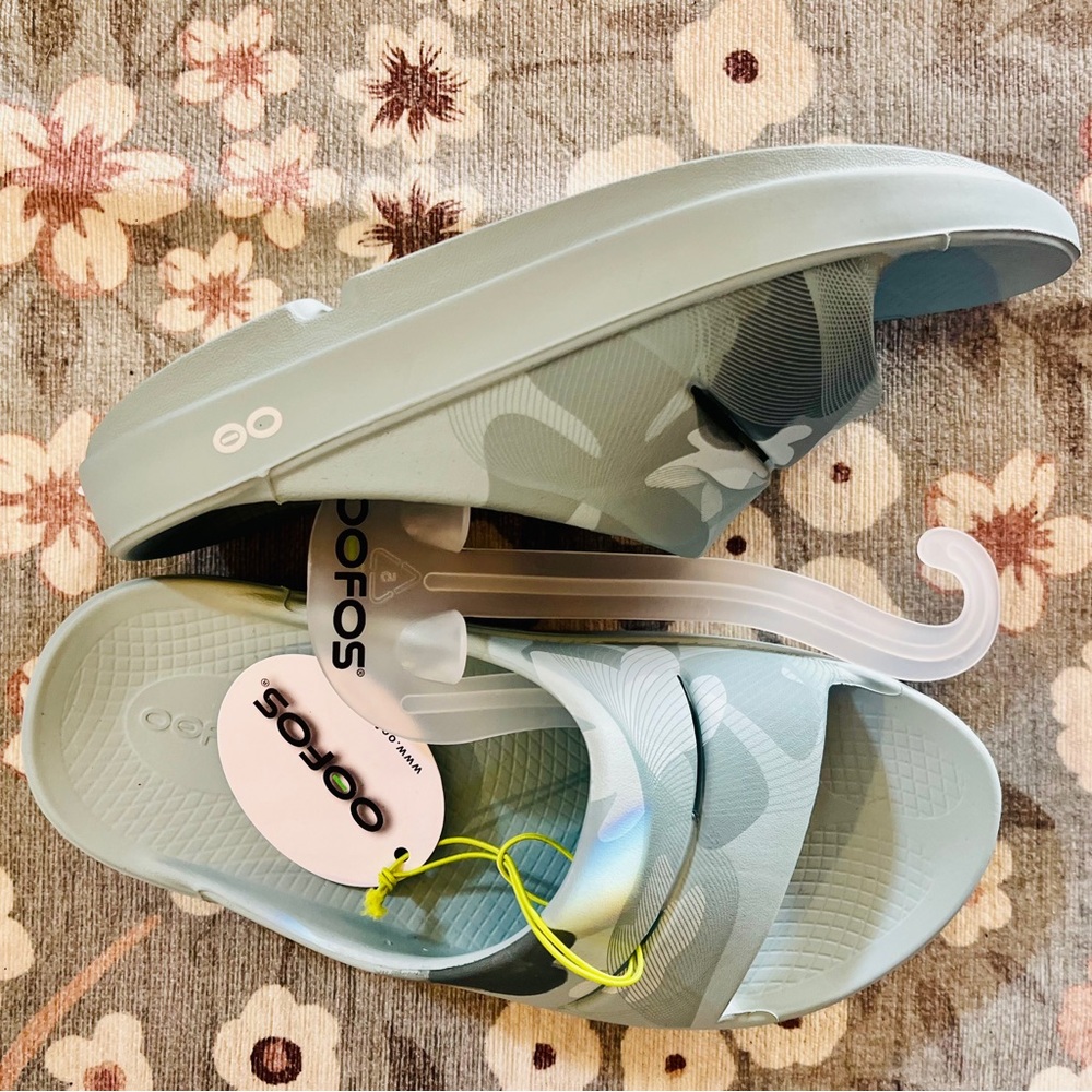 OOFOS OOahh Limited Slide Sandals Black M6/W8 New With Tags